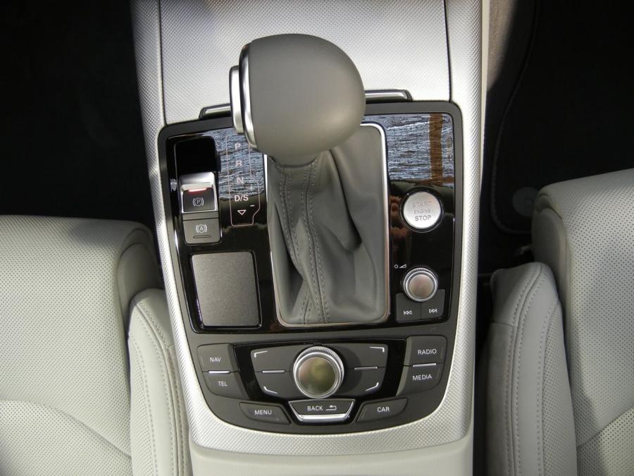 Детали интерьера Audi A6 3.0T S-Line Sedan (4G, C7) 2011 года  (WW) (фото 61 из 115)